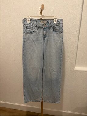 Levi’s Light Wash low rise Straight Leg Jeans size 28